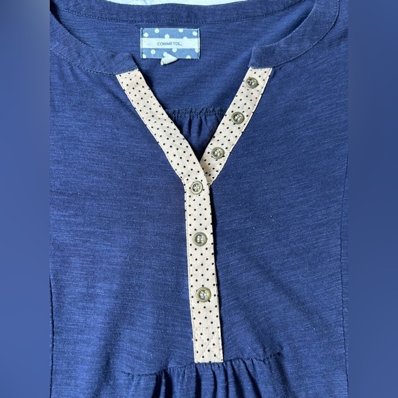 Comme Toi Navy V Neck Short Sleeve Top w/Tan Accents. Size Medium. - Picture 2 of 9